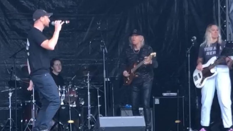 WATCH: U2 cover Crowded House’s ‘Don’t Dream It’s Over’ and dedicate it to Neil and Tim Finn