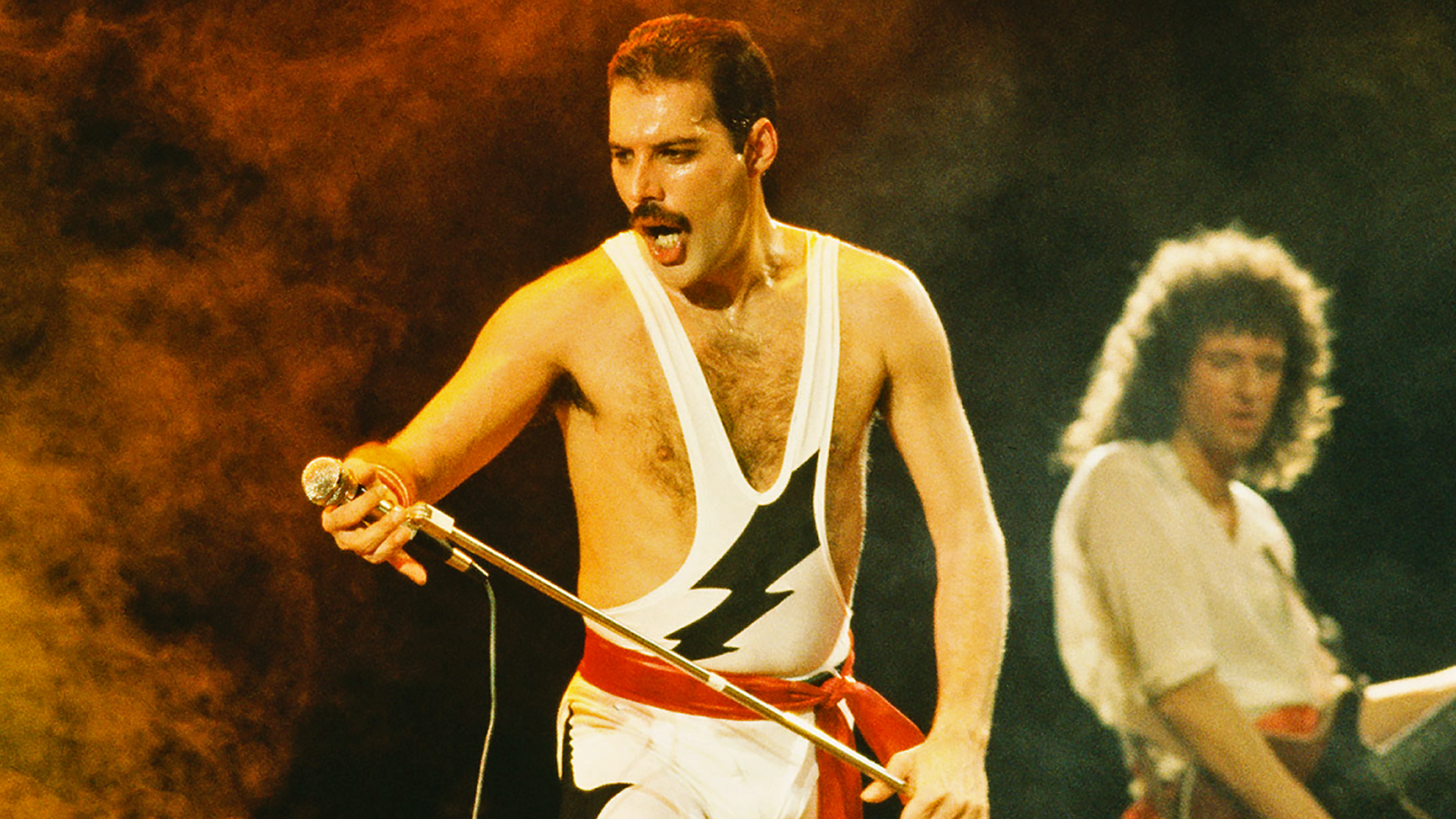 Слушать фредди шоу маст. Фредди Меркьюри. Freddie Mercury we will Rock you. Фредди Меркьюри с гитарой. Концерт Queen we will Rock you.