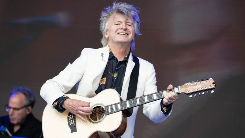 Crowded House Perform to packed-out crowd in Glastonbury